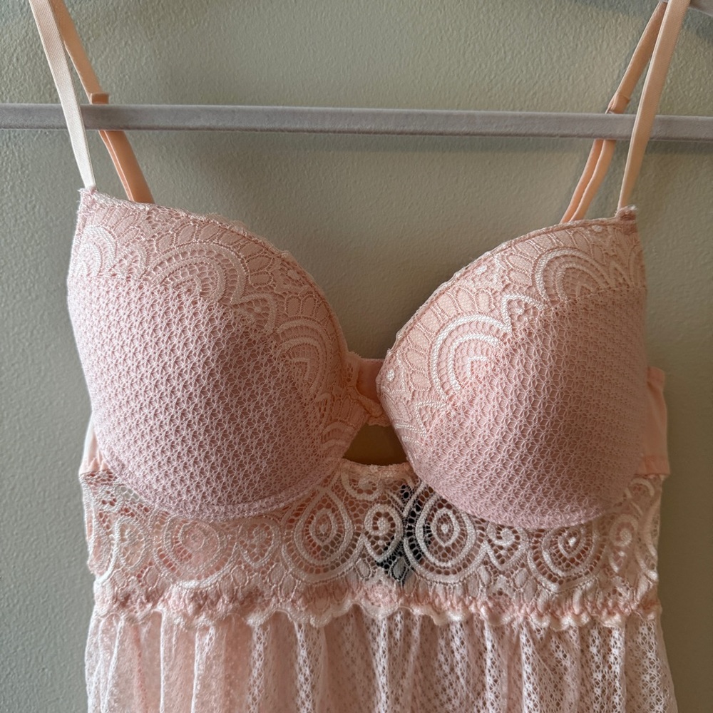 Pink lace nightgown - Picture 3 of 5